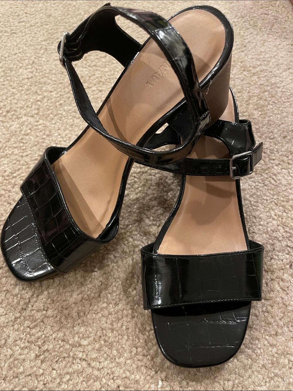 NWOT women’s Old Navy black faux crocodile skin strappy block heels, size 8
